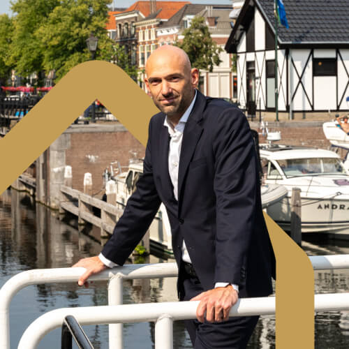 Portret van Joost Hoekman bij een gracht